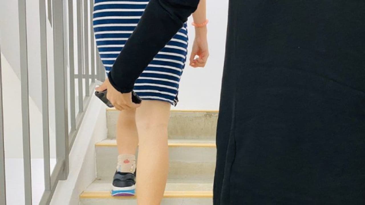 இளம் ஆசிரியையை தப்பா போட்டோ எடுத்த ஆசிரியர்.. கையும் களவுமாக பிடித்த மாணவன் சாருக்கு வைக்கப்பட்ட ஆப்பு! இளம் ஆசிரியையை தப்பா போட்டோ எடுத்த ஆசிரியர்.. கையும் களவுமாக பிடித்த மாணவன் சாருக்கு வைக்கப்பட்ட ஆப்பு!