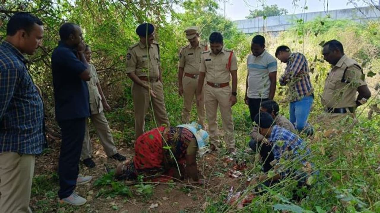 ఈ లేడీ యమ కిలాడీలా వుందే... మందు కోసం ఏకంగా చిన్న సొరంగమే తవ్వేసిందిగా..! (వీడియో) ఈ లేడీ యమ కిలాడీలా వుందే... మందు కోసం ఏకంగా చిన్న సొరంగమే తవ్వేసిందిగా..! (వీడియో)