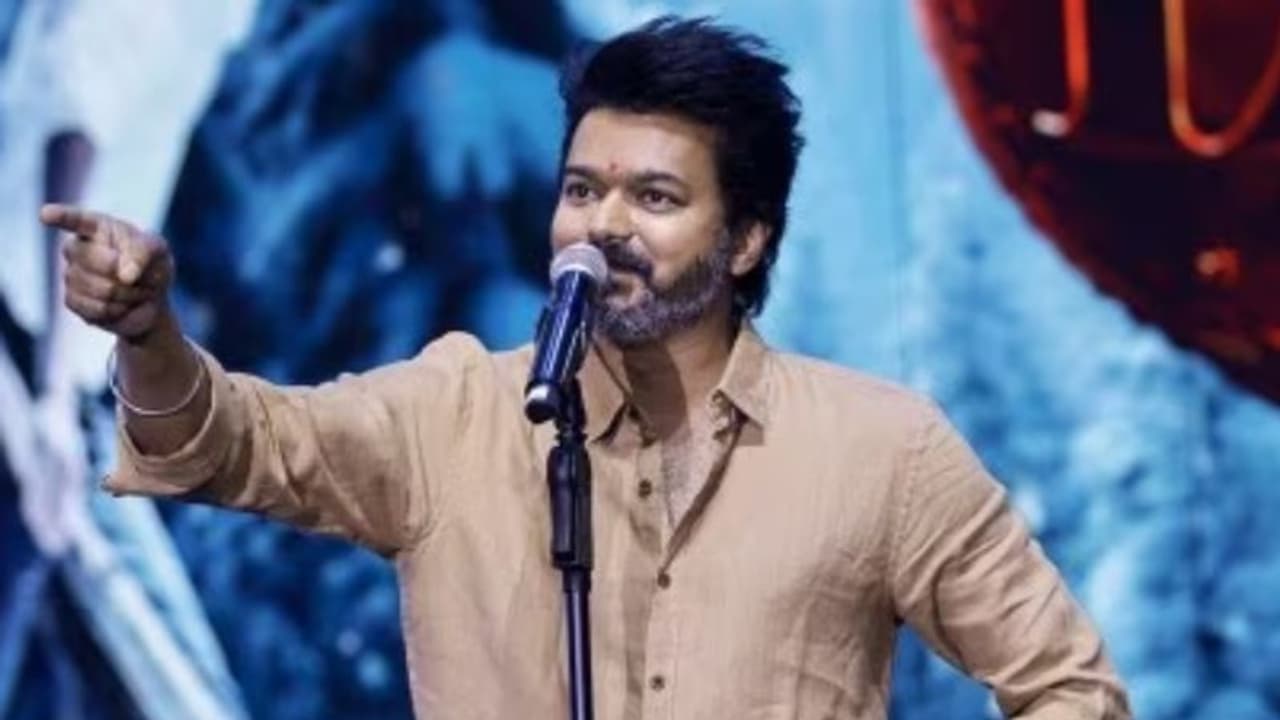 "பையனுக்கு அப்பா மாதிரி ஆகணும்னு கனவு.. தப்பேயில்லை".. பொடிவச்சு பேசினாரா தளபதி விஜய்? யார பத்தி பேசிருப்பாரு? "பையனுக்கு அப்பா மாதிரி ஆகணும்னு கனவு.. தப்பேயில்லை".. பொடிவச்சு பேசினாரா தளபதி விஜய்? யார பத்தி பேசிருப்பாரு?