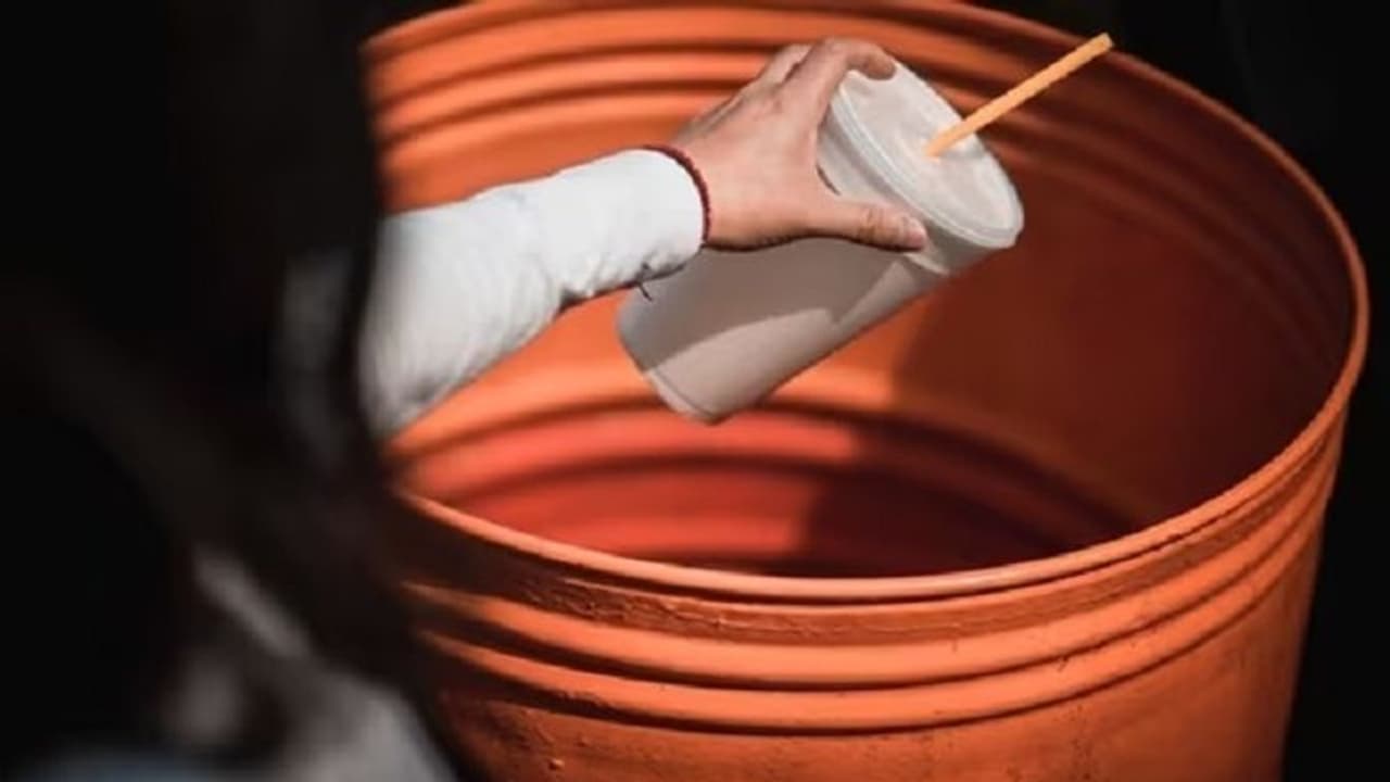 ಮಿಲ್ಕ್ಶೇಕ್ ಆರ್ಡರ್ ಮಾಡಿದ್ದ ವ್ಯಕ್ತಿಗೆ ನೀಡಿದ್ದು 'ಮೂತ್ರ' ಅನ್ನೋದು ಗುಟುಕು ಕುಡಿದ ನಂತರವೇ ಗೊತ್ತಾಯ್ತ! ಮಿಲ್ಕ್ಶೇಕ್ ಆರ್ಡರ್ ಮಾಡಿದ್ದ ವ್ಯಕ್ತಿಗೆ ನೀಡಿದ್ದು 'ಮೂತ್ರ' ಅನ್ನೋದು ಗುಟುಕು ಕುಡಿದ ನಂತರವೇ ಗೊತ್ತಾಯ್ತ!