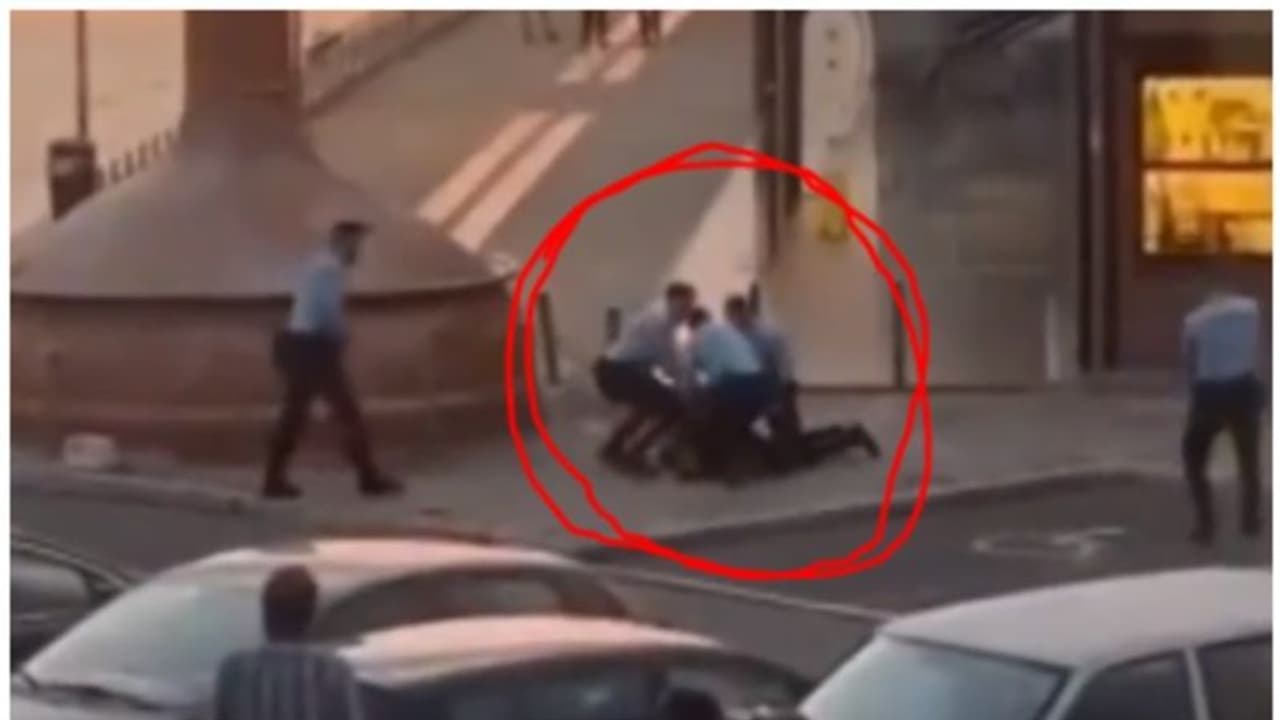 വിവർത്തന ആപ്പ് ചതിച്ചാശാനേ....; മാതള ജ്യൂസ് ഓർഡർ ചെയ്ത് കാത്തിരുന്ന സഞ്ചാരിയുടെ മുന്നിൽ കൈവിലങ്ങുമായി പൊലീസ് വിവർത്തന ആപ്പ് ചതിച്ചാശാനേ....; മാതള ജ്യൂസ് ഓർഡർ ചെയ്ത് കാത്തിരുന്ന സഞ്ചാരിയുടെ മുന്നിൽ കൈവിലങ്ങുമായി പൊലീസ്