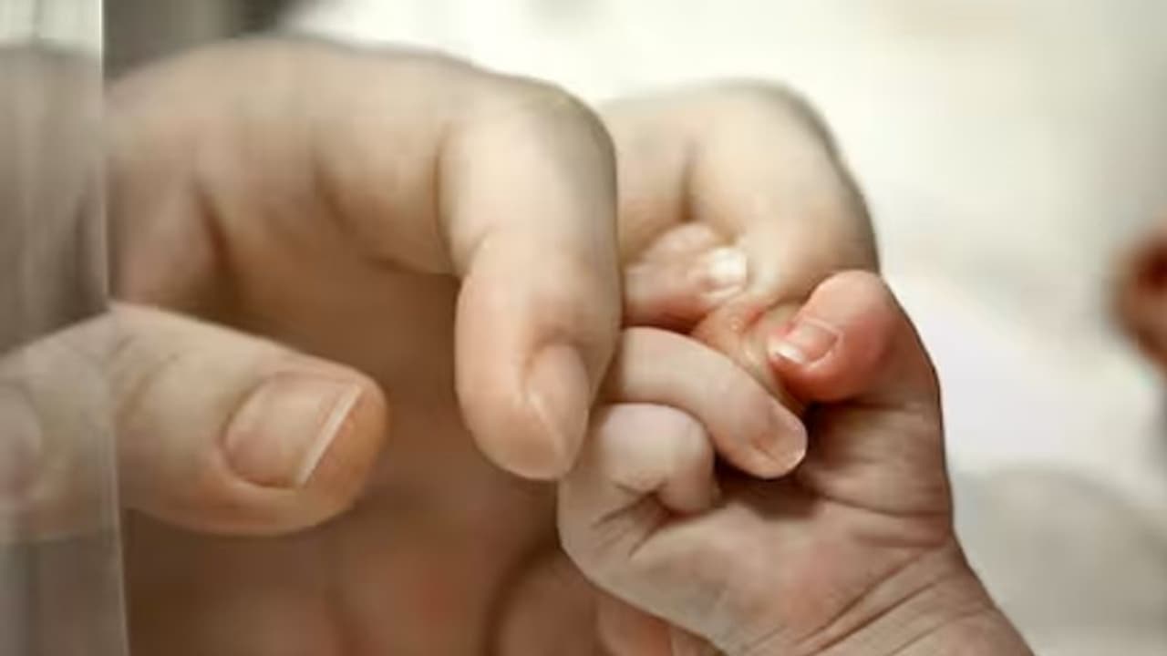 പ്രസവത്തിന് പിന്നാലെ രക്തസ്രാവം, എറണാകുളത്തെ ആശുപത്രിയിലെത്തും മുൻപ് 26കാരി മരിച്ചു; കേസെടുത്ത് പൊലീസ് പ്രസവത്തിന് പിന്നാലെ രക്തസ്രാവം, എറണാകുളത്തെ ആശുപത്രിയിലെത്തും മുൻപ് 26കാരി മരിച്ചു; കേസെടുത്ത് പൊലീസ്