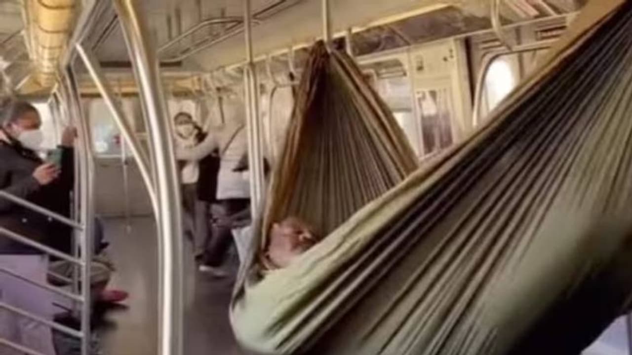 ട്രെയിനിൽ തൊട്ടിൽ കെട്ടി സുഖമായുറങ്ങുന്ന മനുഷ്യൻ, ന്യൂയോർക്ക് സിറ്റിയിൽ നിന്നുള്ള വീഡിയോ വൈറൽ