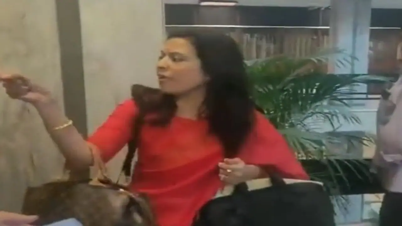 கேவலமான கேள்விகளை கேட்கிறார்கள்: கோபமாக வெளிநடப்பு செய்த மஹுவா மொய்த்ரா! கேவலமான கேள்விகளை கேட்கிறார்கள்: கோபமாக வெளிநடப்பு செய்த மஹுவா மொய்த்ரா!