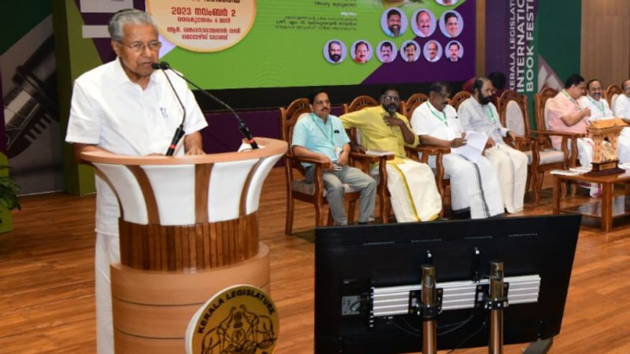 'വായിക്കുന്നവരെയും ചിന്തിക്കുന്നവരെയും ഏകാധിപതികള്‍ക്കും ഫാസിസ്റ്റുകള്‍ക്കും ഭയം'; മുഖ്യമന്ത്രി