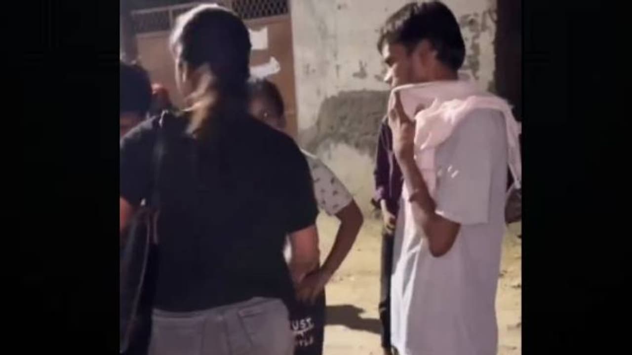 ഗുഡ് ടച്ചല്ല, ഇത് ബാഡ് ടച്ച്; ആൺകുട്ടി തന്റെ നെഞ്ചത്ത് പിടിച്ചുതള്ളിയെന്ന് യുവതി, ന്യായീകരിച്ച് കുടുംബം ഗുഡ് ടച്ചല്ല, ഇത് ബാഡ് ടച്ച്; ആൺകുട്ടി തന്റെ നെഞ്ചത്ത് പിടിച്ചുതള്ളിയെന്ന് യുവതി, ന്യായീകരിച്ച് കുടുംബം