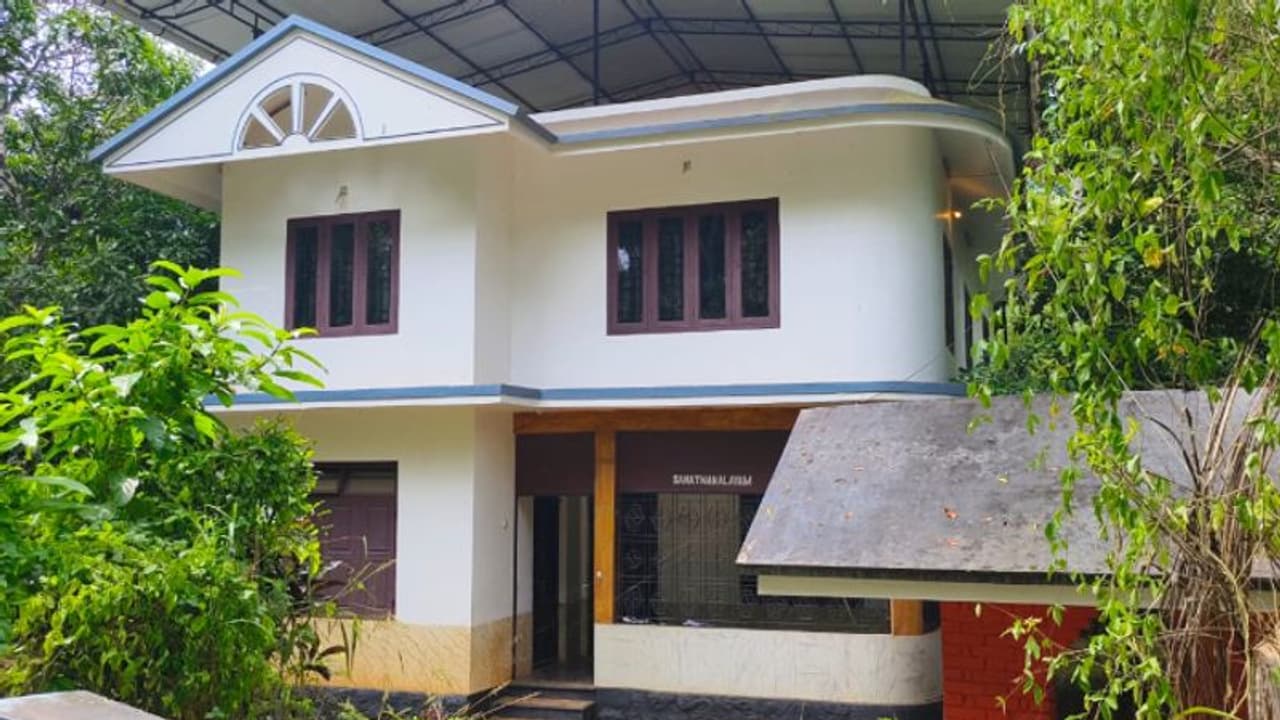 തൃശൂരിൽ വീട്ട് ഗ്രില്ല് തുറന്നുകിടന്നു, നോക്കിയപ്പോൾ ഗേറ്റും ഫാനും മുതൽ കട്ടിൽ വരെ ശൂന്യം! വെളുപ്പിച്ച് കവർച്ച തൃശൂരിൽ വീട്ട് ഗ്രില്ല് തുറന്നുകിടന്നു, നോക്കിയപ്പോൾ ഗേറ്റും ഫാനും മുതൽ കട്ടിൽ വരെ ശൂന്യം! വെളുപ്പിച്ച് കവർച്ച