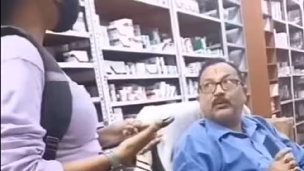 ജോലി രാജിവെച്ച ജീവനക്കാരിക്ക് ശമ്പളം നൽകാൻ തയ്യാറാവാതെ സ്ഥാപനമുടമ, വീഡിയോ വൈറൽ ജോലി രാജിവെച്ച ജീവനക്കാരിക്ക് ശമ്പളം നൽകാൻ തയ്യാറാവാതെ സ്ഥാപനമുടമ, വീഡിയോ വൈറൽ