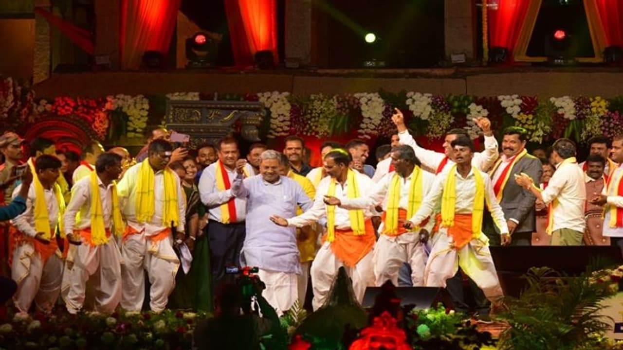 ಜಾನಪದ ಹಾಡಿಗೆ ನೃತ್ಯ ಸಖತ್‌ ಸ್ಟೆಪ್‌ ಹಾಕಿದ ಸಿಎಂ ಸಿದ್ದರಾಮಯ್ಯ..!