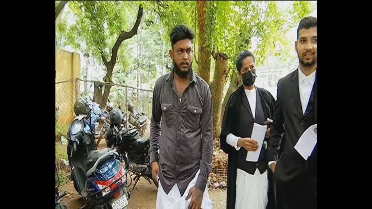 15க்கும் மேற்பட்ட வழக்குகள்; எண்கவுண்டருக்கு பயந்து நீதிமன்றத்தில் சரணடைந்த பிரபல ரௌடி 15க்கும் மேற்பட்ட வழக்குகள்; எண்கவுண்டருக்கு பயந்து நீதிமன்றத்தில் சரணடைந்த பிரபல ரௌடி