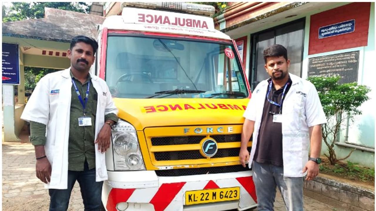 യാത്രക്കിടെ ആരോഗ്യനില വഷളായി, സുരക്ഷിതമല്ലാത്ത തുടർയാത്ര; ഒടുവിൽ 108 ജീവനക്കാരുടെ പരിചരണത്തിൽ കുഞ്ഞിന് ജനനം യാത്രക്കിടെ ആരോഗ്യനില വഷളായി, സുരക്ഷിതമല്ലാത്ത തുടർയാത്ര; ഒടുവിൽ 108 ജീവനക്കാരുടെ പരിചരണത്തിൽ കുഞ്ഞിന് ജനനം