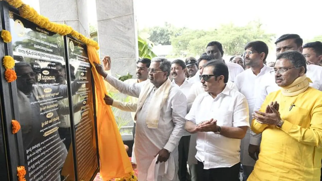 ವರ್ಷಪೂರ್ತಿ 'ಕರ್ನಾಟಕ ಸುವರ್ಣ ಸಂಭ್ರಮ' ಆಚರಣೆ: ಸಿಎಂ ಸಿದ್ದರಾಮಯ್ಯ ವರ್ಷಪೂರ್ತಿ 'ಕರ್ನಾಟಕ ಸುವರ್ಣ ಸಂಭ್ರಮ' ಆಚರಣೆ: ಸಿಎಂ ಸಿದ್ದರಾಮಯ್ಯ