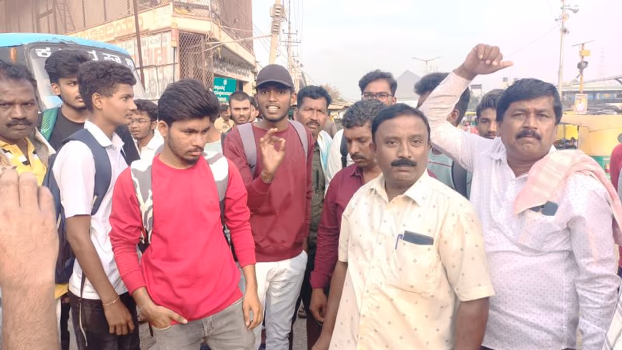 ವಿದ್ಯಾರ್ಥಿಗಳಿಗೆ ಸಮರ್ಪಕ KSRTC ಬಸ್ ವ್ಯವಸ್ಥೆಗೆ ಕಲ್ಪಿಸಲು ಡಿಮ್ಯಾಂಡ್ ವಿದ್ಯಾರ್ಥಿಗಳಿಗೆ ಸಮರ್ಪಕ KSRTC ಬಸ್ ವ್ಯವಸ್ಥೆಗೆ ಕಲ್ಪಿಸಲು ಡಿಮ್ಯಾಂಡ್