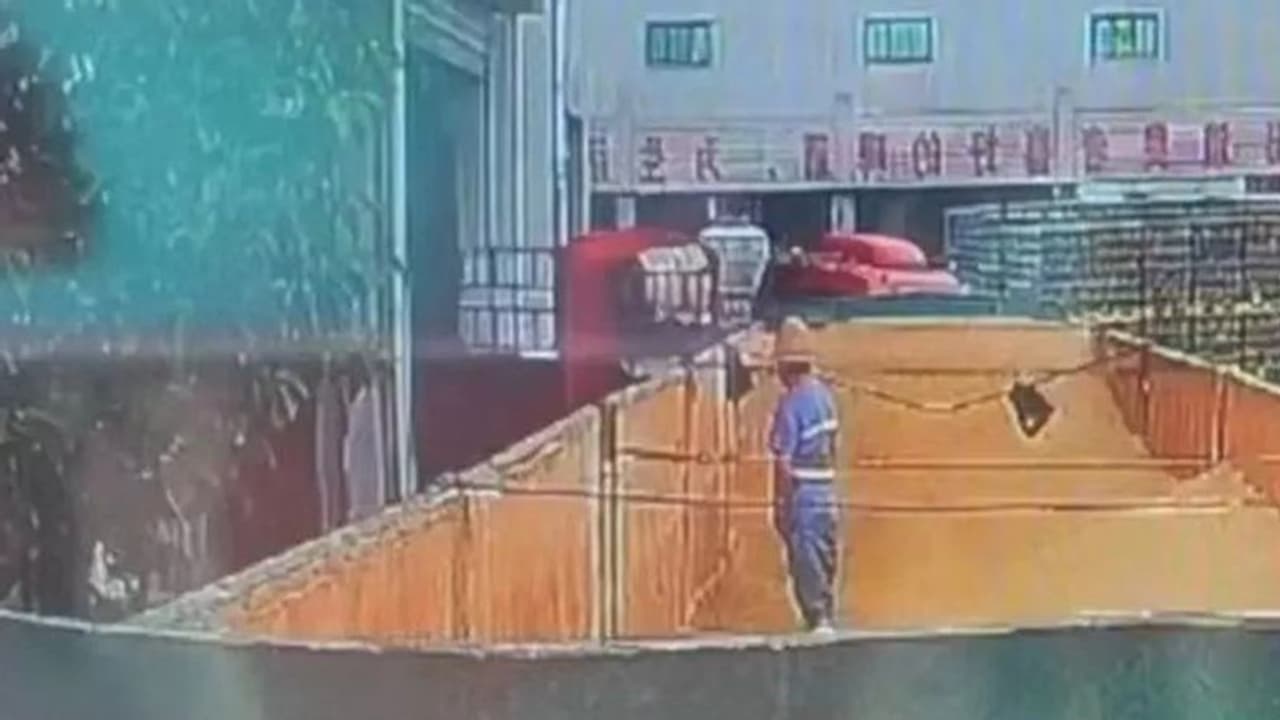 ബിയർ ചേരുവയിലേക്ക് മൂത്രമൊഴിച്ചതിന് കാരണം ഇത്, അറസ്റ്റിന് പിന്നാലെ വെളിപ്പെടുത്തി വെയർഹൗസ് തൊഴിലാളി ബിയർ ചേരുവയിലേക്ക് മൂത്രമൊഴിച്ചതിന് കാരണം ഇത്, അറസ്റ്റിന് പിന്നാലെ വെളിപ്പെടുത്തി വെയർഹൗസ് തൊഴിലാളി