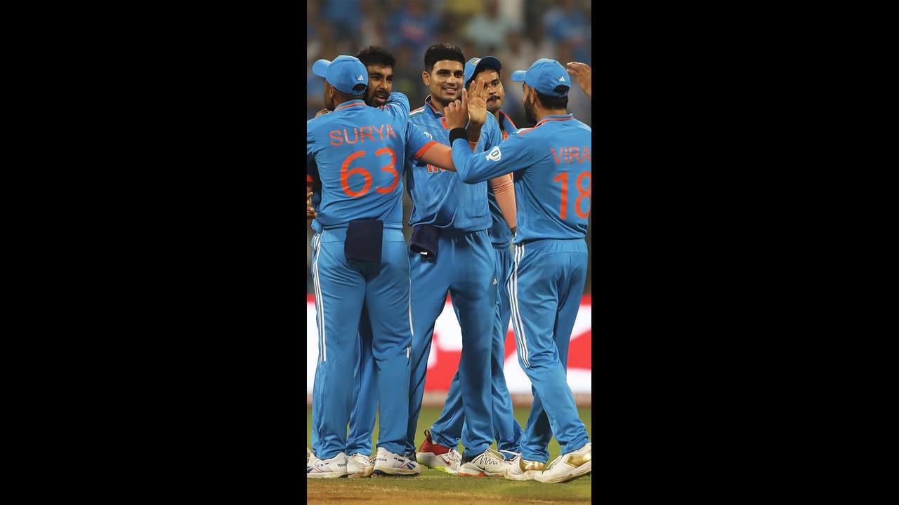 ഇന്ത്യ കൊടുത്തത് എട്ടിന്റെ പണി! ശ്രീലങ്കന് ക്രിക്കറ്റ് ബോര്ഡ് പിരിച്ചുവിട്ട് സര്ക്കാര്; ചുമതല മുന് നായകന് ഇന്ത്യ കൊടുത്തത് എട്ടിന്റെ പണി! ശ്രീലങ്കന് ക്രിക്കറ്റ് ബോര്ഡ് പിരിച്ചുവിട്ട് സര്ക്കാര്; ചുമതല മുന് നായകന്