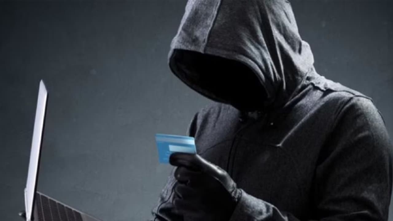 தொடரும் இணைய வழி மோசடி.. பிரபல நிறுவனத்தின் பெயரில் தமிழகத்தில் நடக்கும் SCAM போலிகளை கண்டு ஏமாறும் மக்கள்! தொடரும் இணைய வழி மோசடி.. பிரபல நிறுவனத்தின் பெயரில் தமிழகத்தில் நடக்கும் SCAM போலிகளை கண்டு ஏமாறும் மக்கள்!