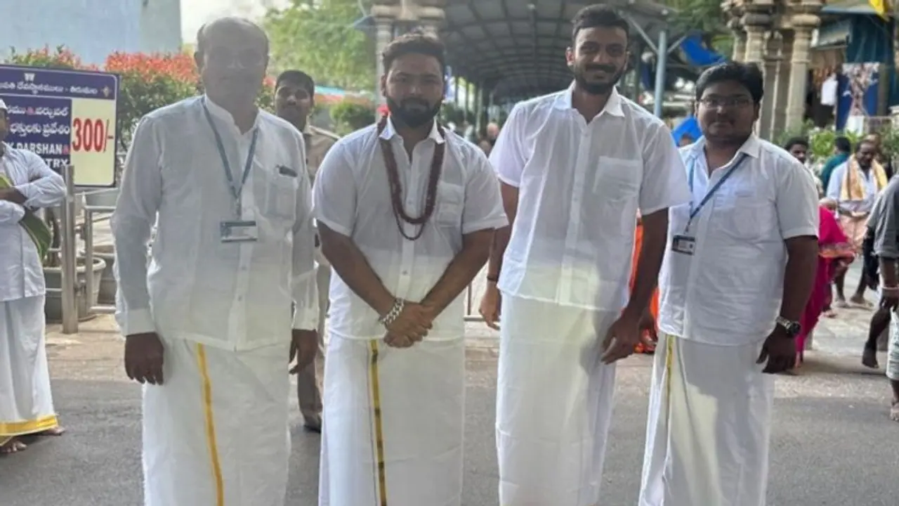 வேஷ்டி, சட்டை, கழுத்தில் ருத்ராக்ஷ மாலை – பய பக்தியுடன் திருப்பதி கோயிலில் சாமி தரிசனம் செய்த பண்ட், அக்ஷர்! வேஷ்டி, சட்டை, கழுத்தில் ருத்ராக்ஷ மாலை – பய பக்தியுடன் திருப்பதி கோயிலில் சாமி தரிசனம் செய்த பண்ட், அக்ஷர்!