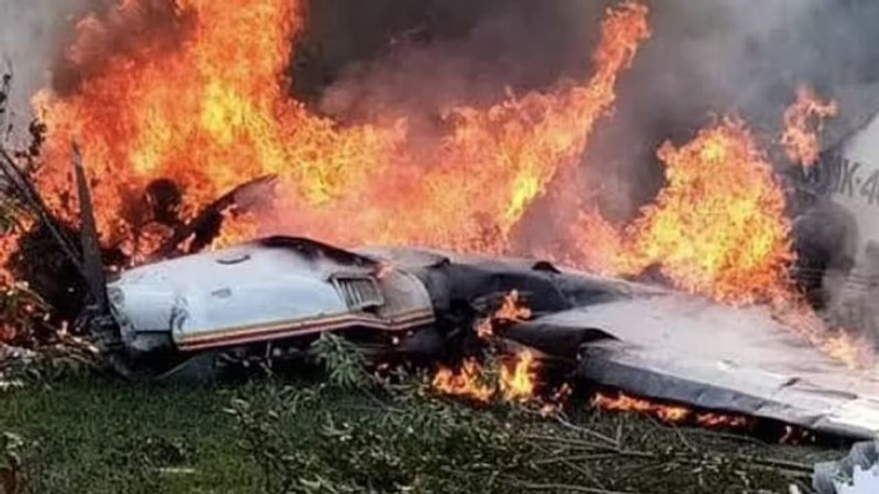 ലാന്ഡ് ചെയ്യുന്നതിന് തൊട്ടുമുന്പ് തകർന്നുവീണ് എയര് ആംബുലന്സ്, ഡോക്ടർ അടക്കം 4 പേർ കൊല്ലപ്പെട്ടു ലാന്ഡ് ചെയ്യുന്നതിന് തൊട്ടുമുന്പ് തകർന്നുവീണ് എയര് ആംബുലന്സ്, ഡോക്ടർ അടക്കം 4 പേർ കൊല്ലപ്പെട്ടു
