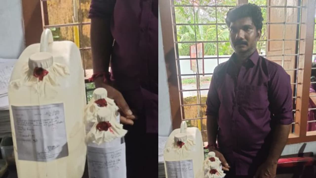 രഹസ്യ വിവരം, കാത്തിരുന്ന് എക്സൈസ്; 10 ലിറ്റർ ചാരായവുമായി യുവാവ് പിടിയിൽ രഹസ്യ വിവരം, കാത്തിരുന്ന് എക്സൈസ്; 10 ലിറ്റർ ചാരായവുമായി യുവാവ് പിടിയിൽ