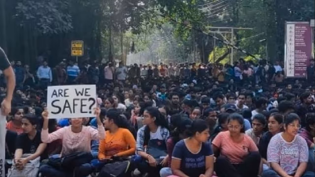 ಯುವತಿಯ ಬಟ್ಟೆ ಹರಿದು ಚುಂಬಿಸಿದ ಕಿರಾತಕರು: ಐಐಟಿ ಕ್ಯಾಂಪಸ್ನಲ್ಲೇ ಅವಾಂತರ, ಪ್ರತಿಭಟನೆ ಯುವತಿಯ ಬಟ್ಟೆ ಹರಿದು ಚುಂಬಿಸಿದ ಕಿರಾತಕರು: ಐಐಟಿ ಕ್ಯಾಂಪಸ್ನಲ್ಲೇ ಅವಾಂತರ, ಪ್ರತಿಭಟನೆ