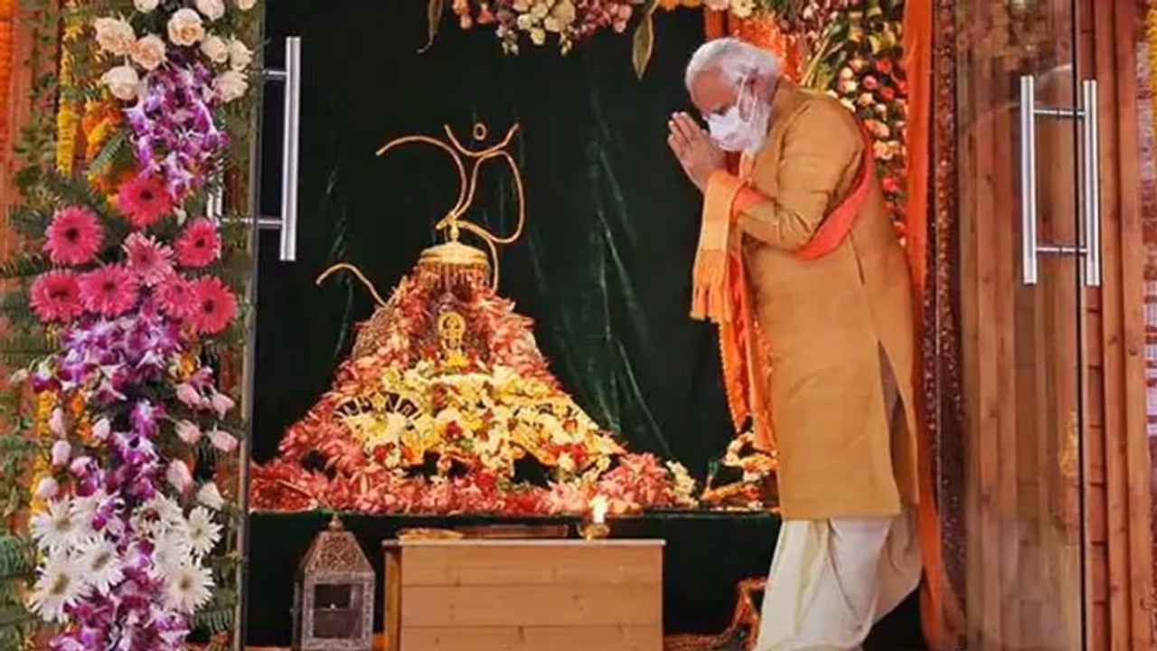 குழந்தை ராமர் சிலையை சுமந்து செல்லும் பிரதமர் மோடி: கருவறையில் வைக்கப்படும் சிலை எது?