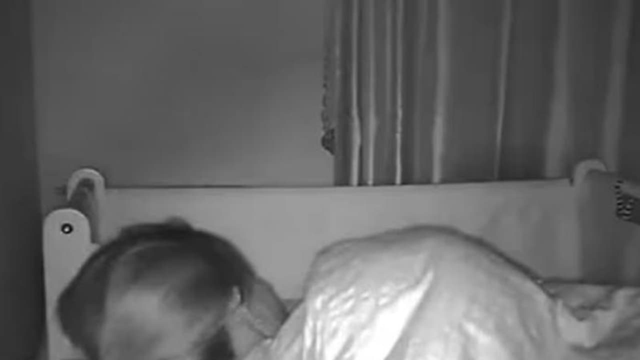 ഞെട്ടിക്കുന്ന വീഡിയോ: ചുഴലിക്കാറ്റിൽ തകർന്ന് വീണ് ജനൽ, കുഞ്ഞിനെ പൊതിഞ്ഞുപിടിച്ചോടുന്ന അമ്മ ഞെട്ടിക്കുന്ന വീഡിയോ: ചുഴലിക്കാറ്റിൽ തകർന്ന് വീണ് ജനൽ, കുഞ്ഞിനെ പൊതിഞ്ഞുപിടിച്ചോടുന്ന അമ്മ