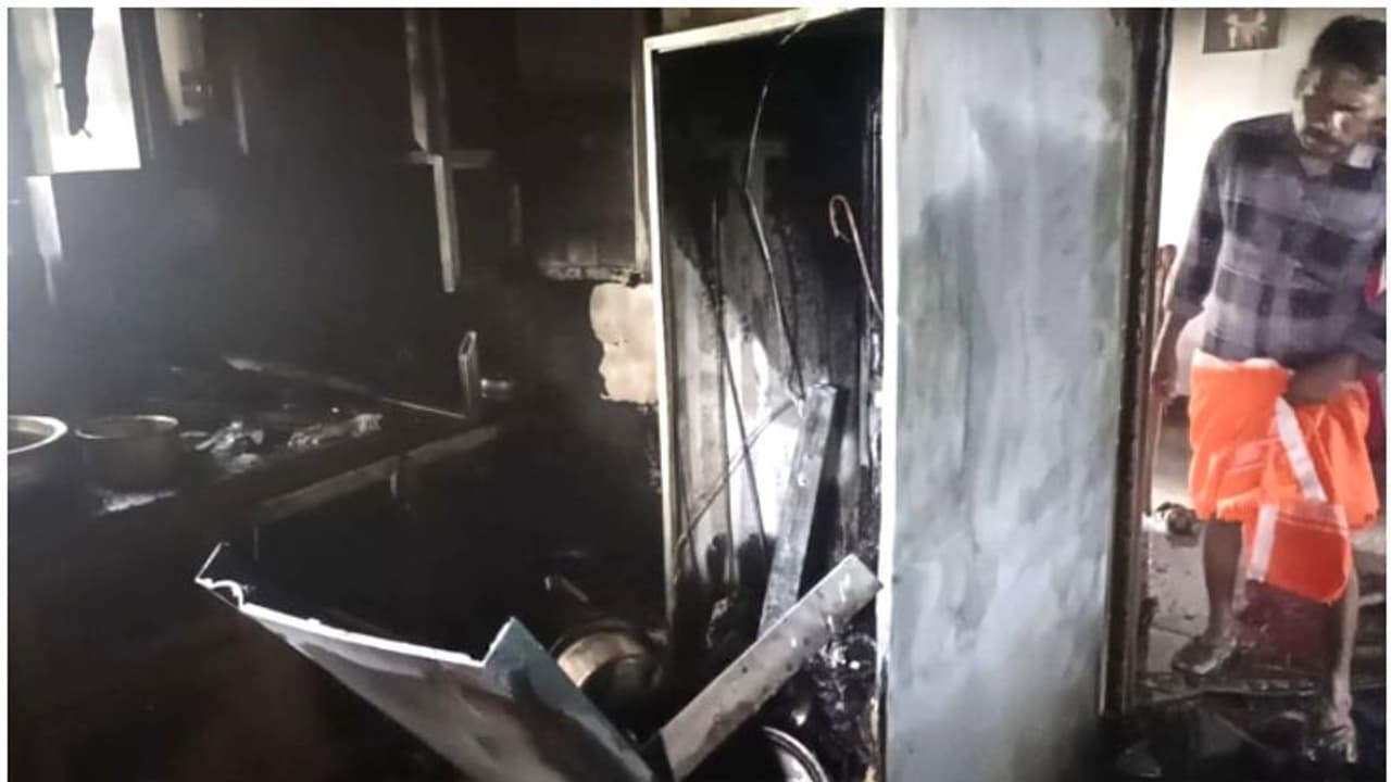 മാറ്റിവച്ചിരുന്ന ഗ്യാസ് കുറ്റിയിൽ ചോർച്ച, അറിഞ്ഞില്ല! വെള്ളംതിളപ്പിക്കവെ ഫ്രിഡ്ജ് പൊട്ടിത്തെറിച്ച് അപകടം മാറ്റിവച്ചിരുന്ന ഗ്യാസ് കുറ്റിയിൽ ചോർച്ച, അറിഞ്ഞില്ല! വെള്ളംതിളപ്പിക്കവെ ഫ്രിഡ്ജ് പൊട്ടിത്തെറിച്ച് അപകടം