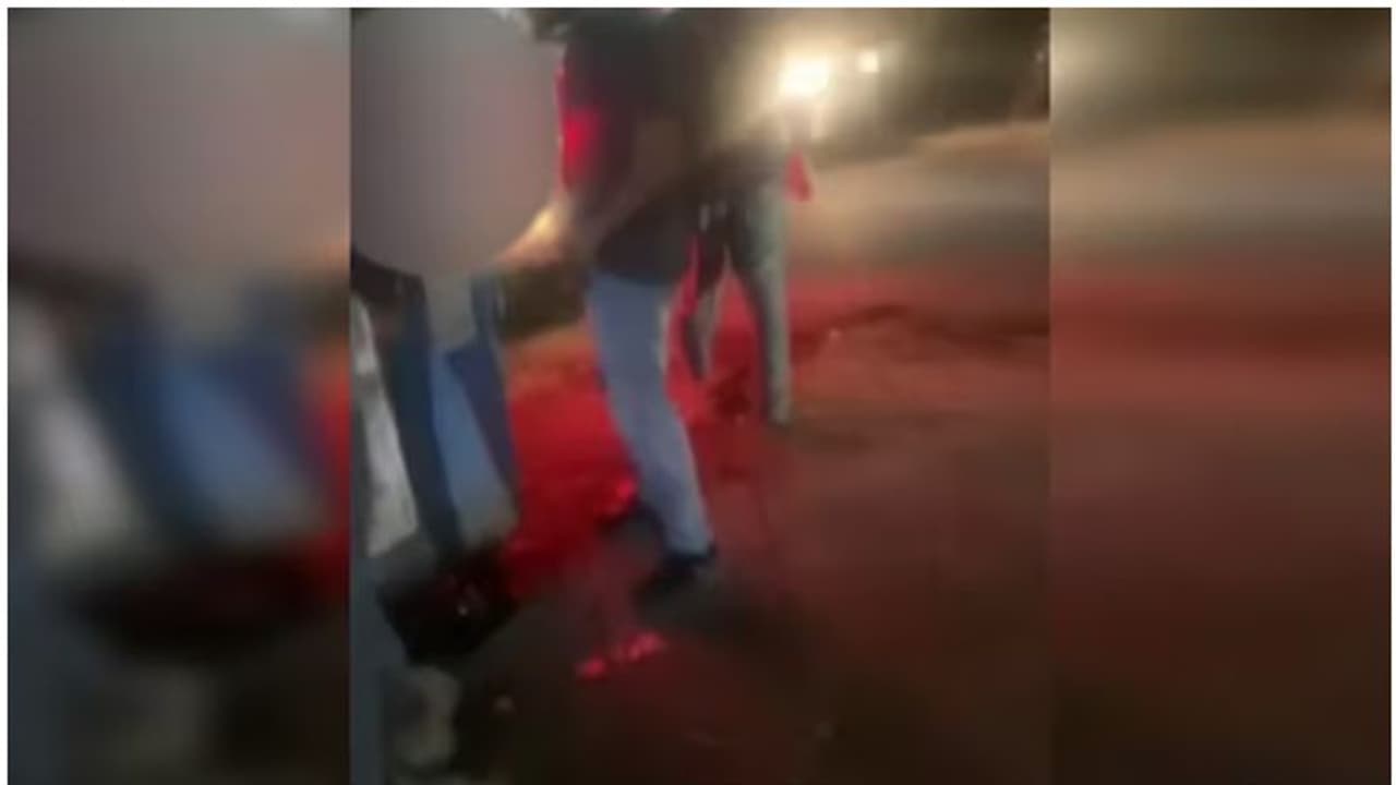 കുടിച്ച് 'ലക്കും ലഗാനുമില്ല'; വഴിയോര വണ്ടിക്കടയിലേക്ക് മൂത്രമൊഴിച്ച് പൊലീസുകാരൻ, വീഡിയോ പുറത്ത്; കടുത്ത നടപടി