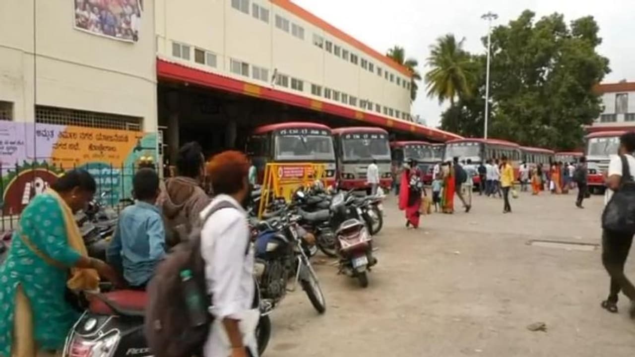 ಚಾಮರಾಜನಗರ: ಕೊಳ್ಳೇಗಾಲ ಬಸ್ ನಿಲ್ದಾಣ ಅನೈತಿಕ ಚಟುವಟಿಕೆ ತಾಣವಾಗ್ತಿದೆಯಾ? ಚಾಮರಾಜನಗರ: ಕೊಳ್ಳೇಗಾಲ ಬಸ್ ನಿಲ್ದಾಣ ಅನೈತಿಕ ಚಟುವಟಿಕೆ ತಾಣವಾಗ್ತಿದೆಯಾ?