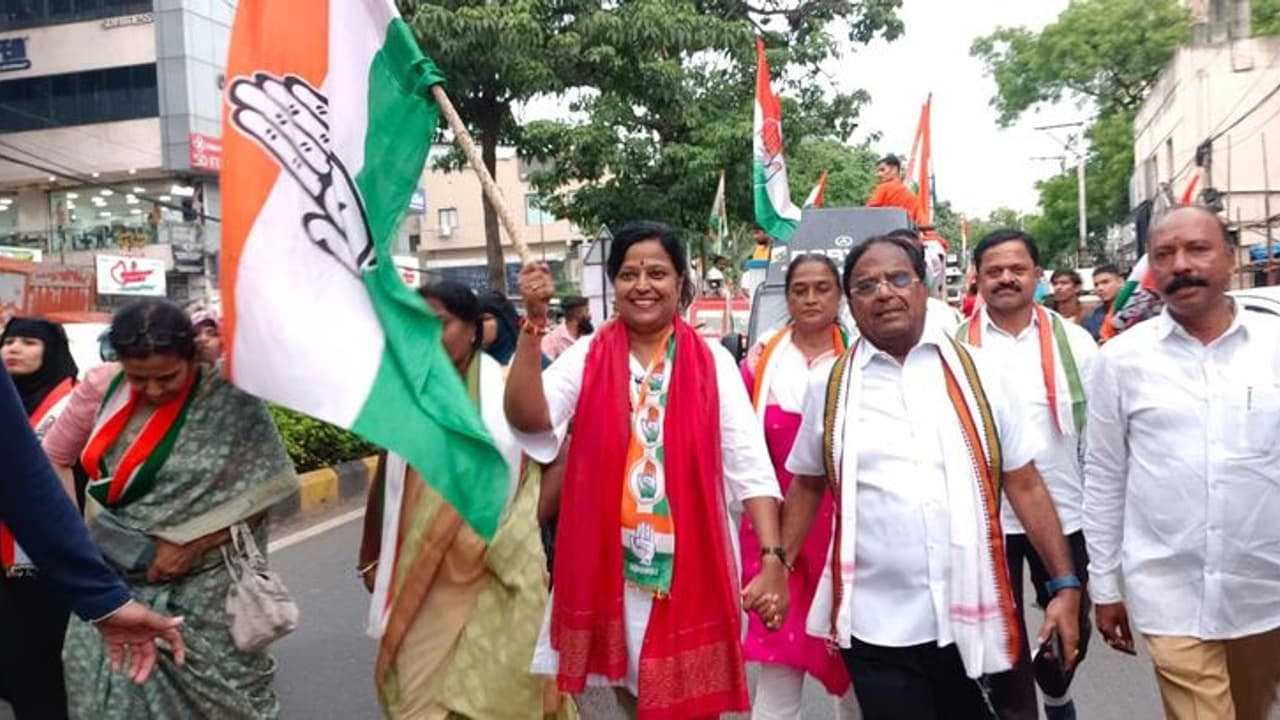 దళిత, గిరిజనుల సంక్షేమం కాంగ్రెస్తోనే సాధ్యం.. బీఆర్ఎస్ పై డాక్టర్ కోట నీలిమ ఫైర్ దళిత, గిరిజనుల సంక్షేమం కాంగ్రెస్తోనే సాధ్యం.. బీఆర్ఎస్ పై డాక్టర్ కోట నీలిమ ఫైర్