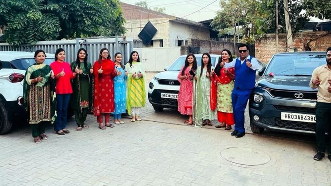 തൊഴിലാളികളെ 'ലാളിച്ചൊരു' മുതലാളി! ഓഫീസ് ബോയി അടക്കം ജീവനക്കാർക്കെല്ലാം ദീപാവലി സമ്മാനം എസ്‍യുവികള്‍!