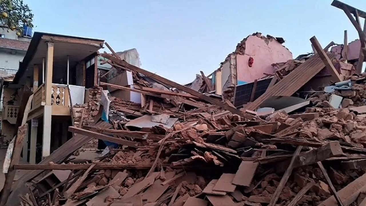 ഭൂചലനം: നേപ്പാളിന് എല്ലാ സഹായവും വാഗ്ദാനം ചെയ്ത് ഇന്ത്യ, മരണസംഖ്യ 128 ലേക്ക് ഉയർന്നതായി സ്ഥിരീകരണം
