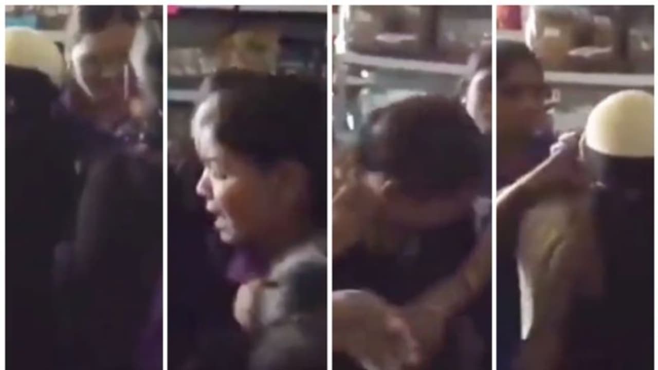 മോഷണം ആരോപിച്ച് യുവതികളുടെ പര്ദ്ദ ഊരുന്ന വീഡിയോ വൈറല് ! സോഷ്യല് മീഡിയോയില് വലിയ ചര്ച്ച മോഷണം ആരോപിച്ച് യുവതികളുടെ പര്ദ്ദ ഊരുന്ന വീഡിയോ വൈറല് ! സോഷ്യല് മീഡിയോയില് വലിയ ചര്ച്ച