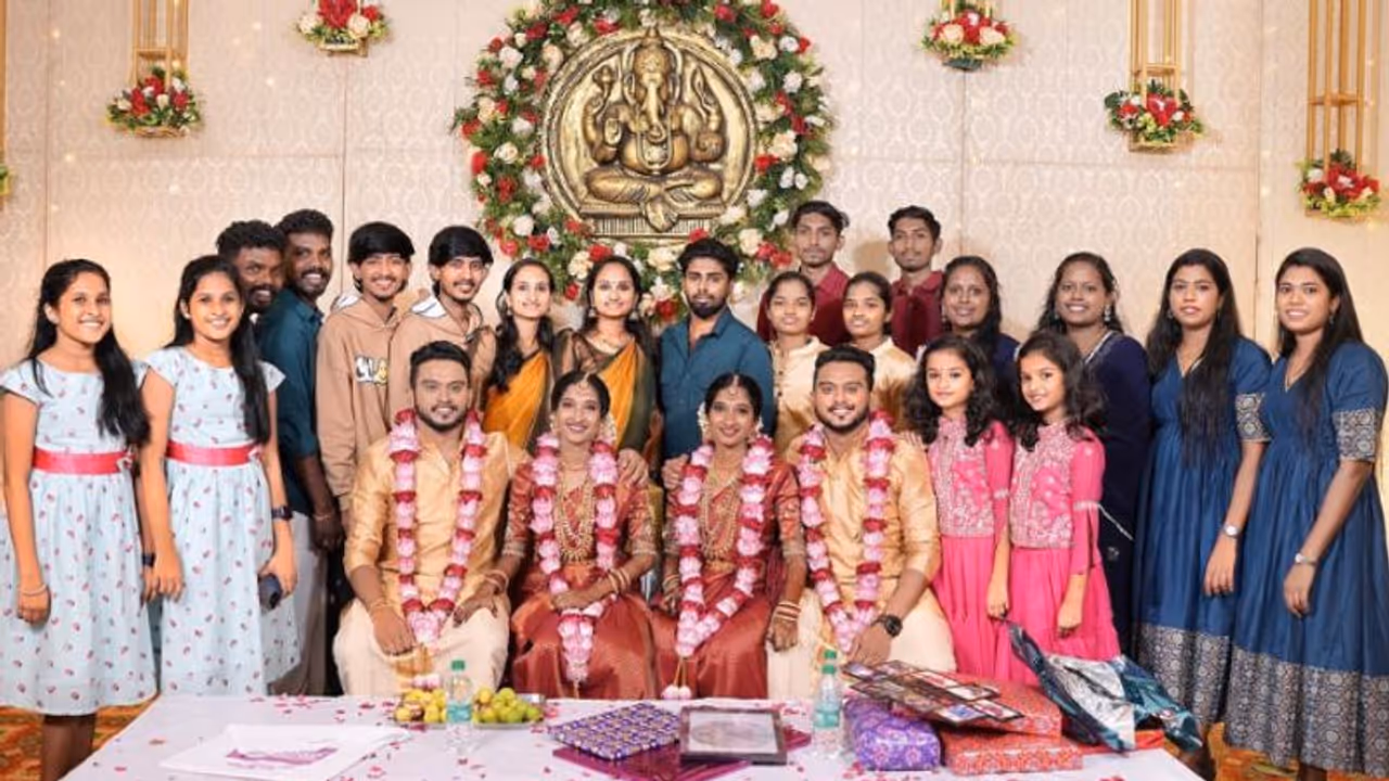 ഒന്നല്ല, രണ്ടല്ല അവരൊരുമിച്ചെത്തി; ചെങ്ങന്നൂരെ ഇരട്ടക്കല്യാണത്തിന് ആശംസയുമായി എത്തിയത് 9 ജോഡി ഇരട്ടകള് ഒന്നല്ല, രണ്ടല്ല അവരൊരുമിച്ചെത്തി; ചെങ്ങന്നൂരെ ഇരട്ടക്കല്യാണത്തിന് ആശംസയുമായി എത്തിയത് 9 ജോഡി ഇരട്ടകള്