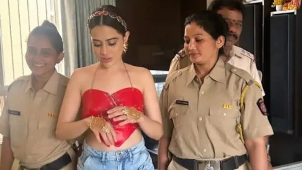 "என்ன யாராலும் தடுக்க முடியாது".. பேஷன் விரும்பி Uorfi Javed கைது? வெளியான வீடியோவால் கடுப்பான போலீஸ்! "என்ன யாராலும் தடுக்க முடியாது".. பேஷன் விரும்பி Uorfi Javed கைது? வெளியான வீடியோவால் கடுப்பான போலீஸ்!