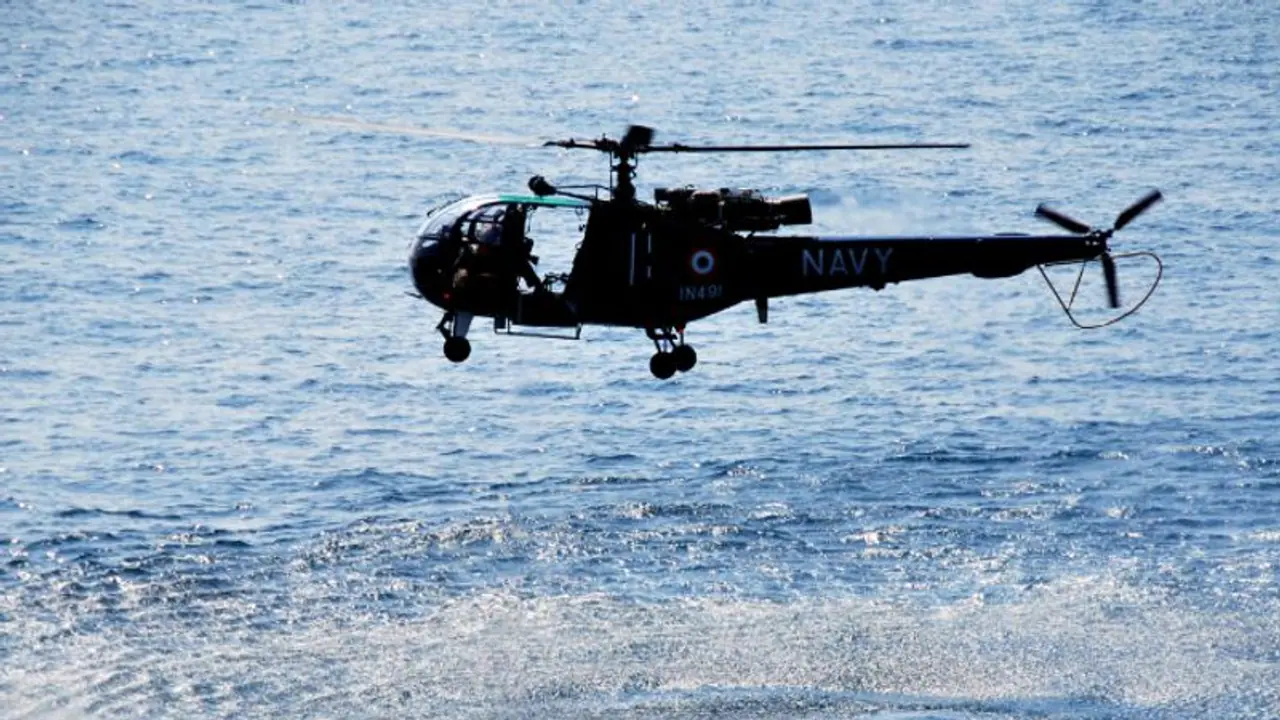 Indian Navy's Chetak helicopter crashes in Kochi; one killed Indian Navy's Chetak helicopter crashes in Kochi; one killed