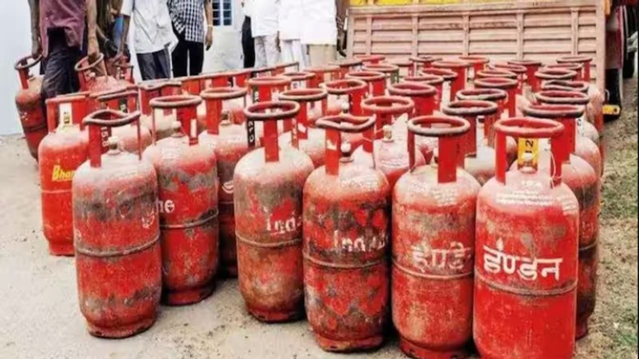 ഗ്യാസിന്റെ തൂക്കത്തില് സംശയമുണ്ടോ?, ഏജന്സി ഡെലിവറി ചാര്ജ് വാങ്ങുന്നുണ്ടോ? പരാതിപ്പെടാം, ഉടന് നടപടി ഗ്യാസിന്റെ തൂക്കത്തില് സംശയമുണ്ടോ?, ഏജന്സി ഡെലിവറി ചാര്ജ് വാങ്ങുന്നുണ്ടോ? പരാതിപ്പെടാം, ഉടന് നടപടി