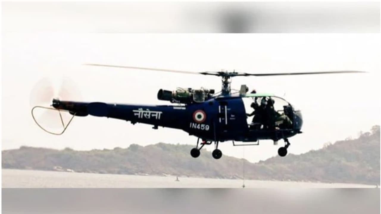 കൊച്ചിയിൽ നാവിക സേനാ ഹെലികോപ്റ്റർ തകർന്നുവീണു, ഒരാൾ മരിച്ചു