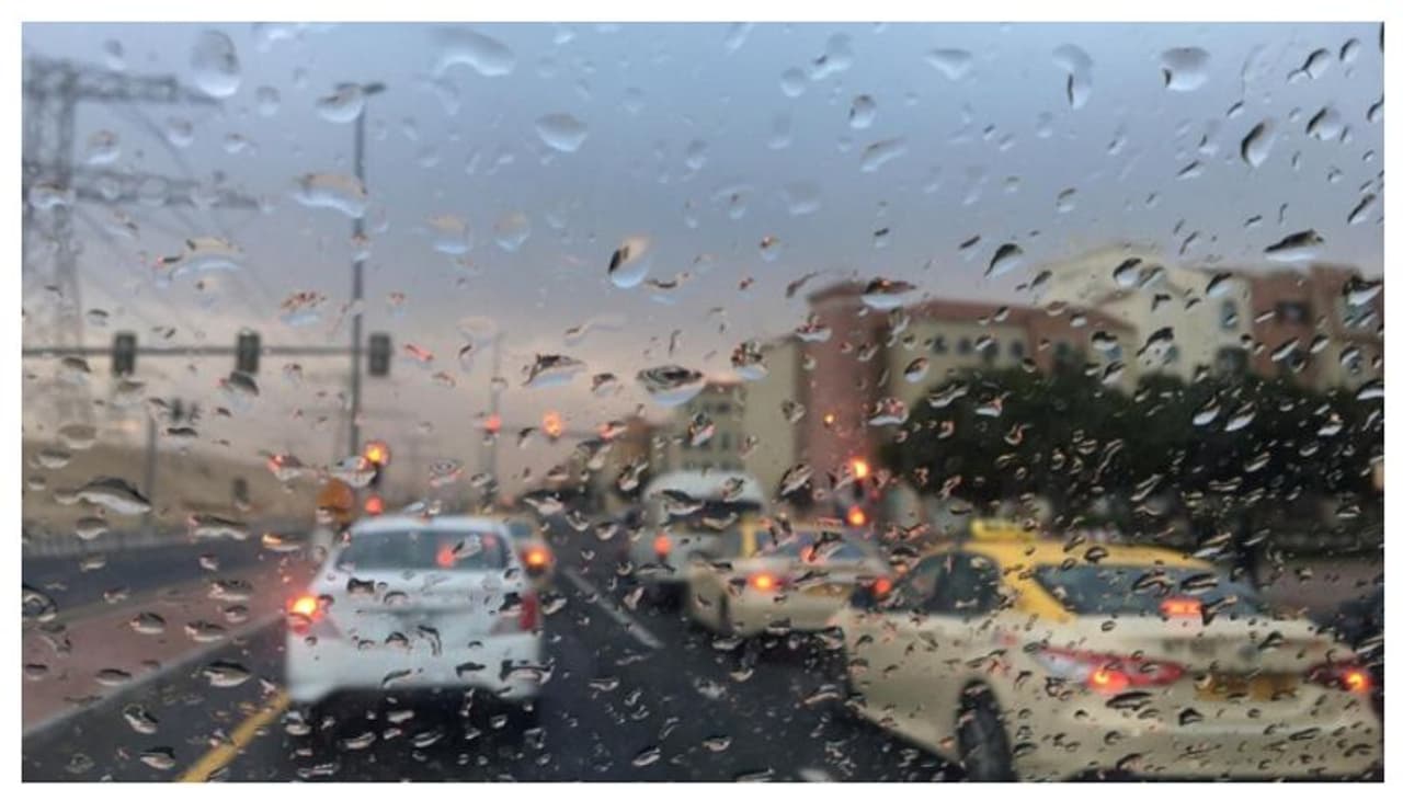 യുഎഇയില് കനത്ത മഴ, ആലിപ്പഴവര്ഷം; ഓറഞ്ച്, യെല്ലോ അലര്ട്ടുകള് പ്രഖ്യാപിച്ചു യുഎഇയില് കനത്ത മഴ, ആലിപ്പഴവര്ഷം; ഓറഞ്ച്, യെല്ലോ അലര്ട്ടുകള് പ്രഖ്യാപിച്ചു
