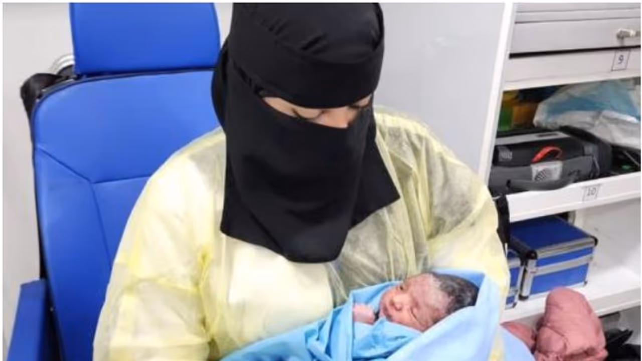 പറന്നുയർന്ന വിമാനത്തിൽ അവൾ ആദ്യമായി കണ്ണ് തുറന്നു! സൗദി എയർലൈൻസിൽ 30 കാരി പെൺകുഞ്ഞിന് ജന്മം നൽകി