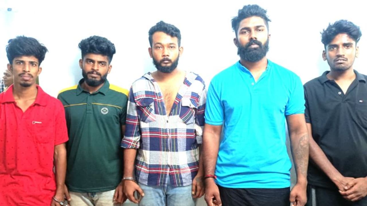 എംഡിഎംഎ വില്പ്പന സംഘത്തിന്റെ വിവരം നൽകി, പ്രതികാരമായി ബാറിലെത്തി യുവാക്കൾക്ക് നേരെ അക്രമം: അഞ്ച് പേർ പിടിയിൽ എംഡിഎംഎ വില്പ്പന സംഘത്തിന്റെ വിവരം നൽകി, പ്രതികാരമായി ബാറിലെത്തി യുവാക്കൾക്ക് നേരെ അക്രമം: അഞ്ച് പേർ പിടിയിൽ