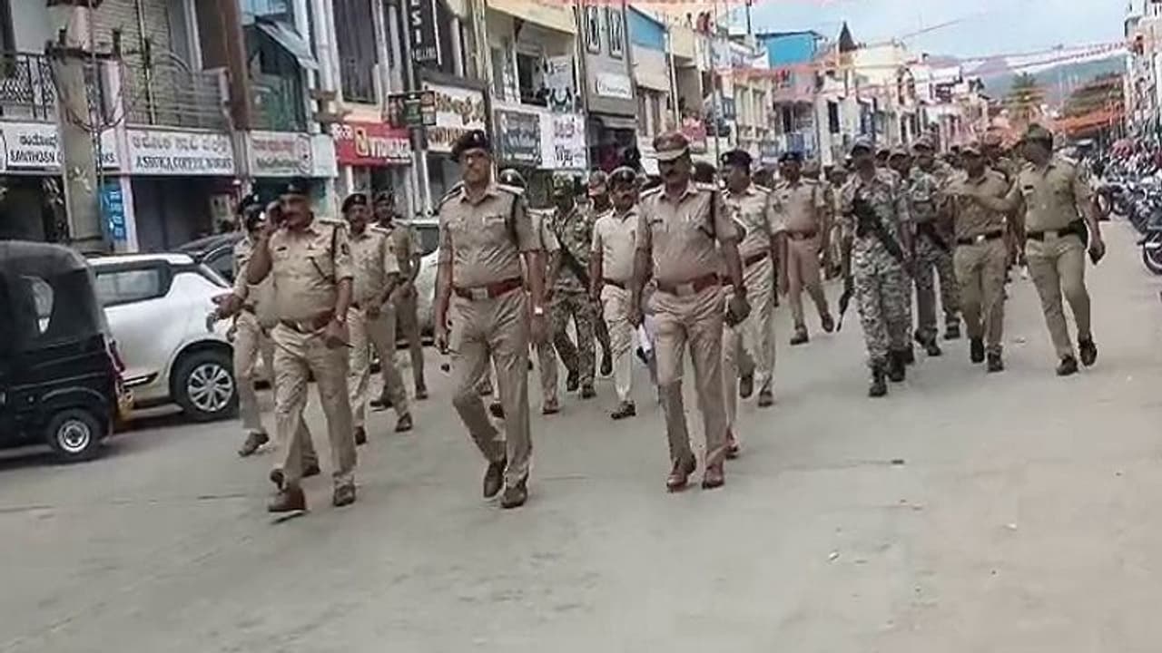 ದರ್ಗಾದಲ್ಲಿ ದತ್ತಮಾಲಾ ಅಭಿಯಾನ: ಚಿಕ್ಕಮಗಳೂರು ಜಿಲ್ಲಾದ್ಯಂತ ಪೊಲೀಸ್ ಬಿಗಿ ಬಂದೋಬಸ್ತ್ ದರ್ಗಾದಲ್ಲಿ ದತ್ತಮಾಲಾ ಅಭಿಯಾನ: ಚಿಕ್ಕಮಗಳೂರು ಜಿಲ್ಲಾದ್ಯಂತ ಪೊಲೀಸ್ ಬಿಗಿ ಬಂದೋಬಸ್ತ್