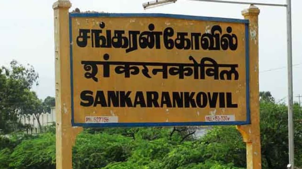 காருக்குள் ஏன் ஹெல்மட் போடல? குழம்பிப்போன கார் ஓனர் 1000 ரூபாய் அபராதம் போட்டு சென்ற போலீஸ்! காருக்குள் ஏன் ஹெல்மட் போடல? குழம்பிப்போன கார் ஓனர் 1000 ரூபாய் அபராதம் போட்டு சென்ற போலீஸ்!