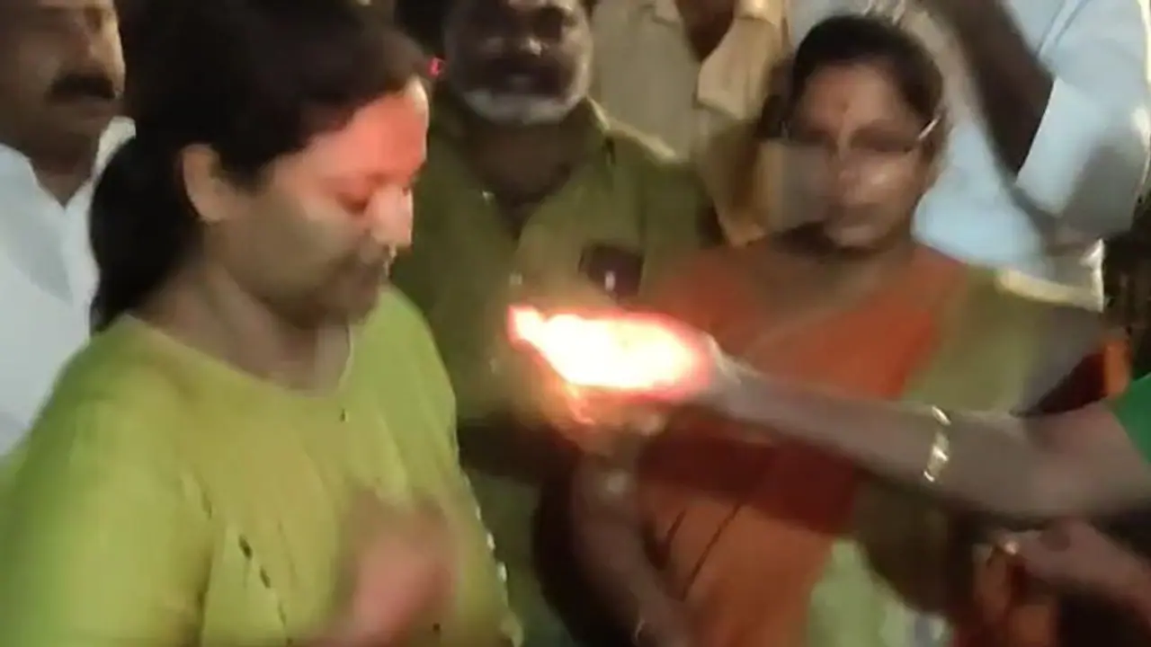 பள்ளி மாணவர்களை தாக்கிய வழக்கு! நிபந்தனை ஜாமீனில் வந்த நடிகைக்கு கையில் சூடம் ஏத்தி ஆரத்தி எடுத்த பாஜக பெண்! பள்ளி மாணவர்களை தாக்கிய வழக்கு! நிபந்தனை ஜாமீனில் வந்த நடிகைக்கு கையில் சூடம் ஏத்தி ஆரத்தி எடுத்த பாஜக பெண்!