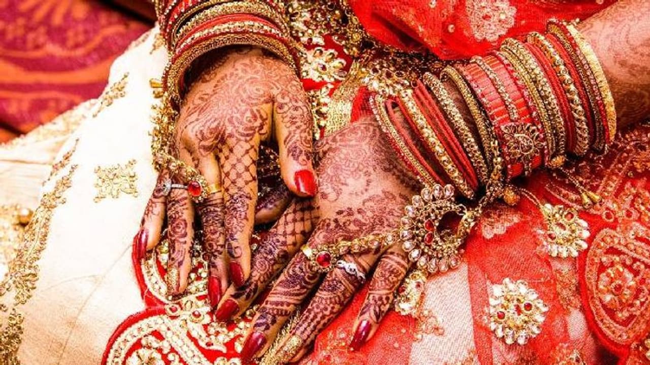 'ആദ്യം എനിക്കൊരു ഭാര്യയെ കണ്ടെത്തിത്തരൂ', ട്രെയിനിങ്ങിന് പങ്കെടുക്കാത്തതിന് അധ്യാപകന്റെ വിചിത്രമായ വിശദീകരണം 'ആദ്യം എനിക്കൊരു ഭാര്യയെ കണ്ടെത്തിത്തരൂ', ട്രെയിനിങ്ങിന് പങ്കെടുക്കാത്തതിന് അധ്യാപകന്റെ വിചിത്രമായ വിശദീകരണം