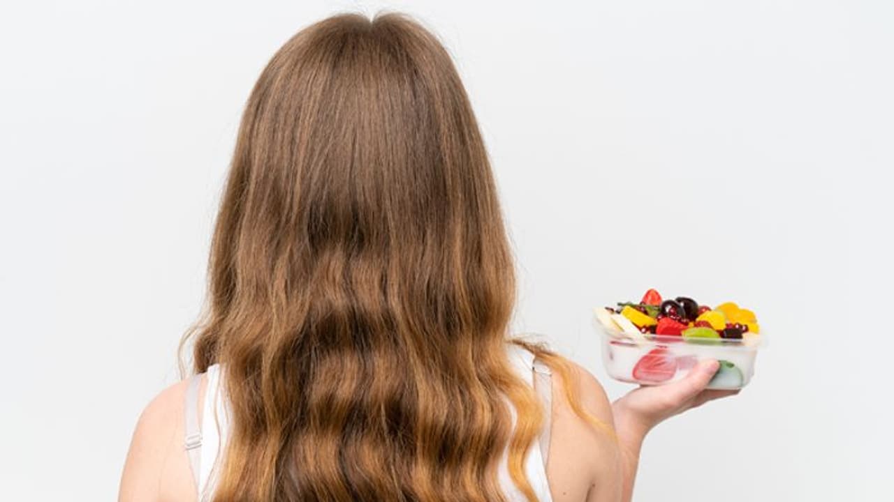 പതിവായി ഈ എട്ട് ഭക്ഷണങ്ങള് മാത്രം കഴിച്ചാല് മതി, തലമുടി തഴച്ചു വളരും... പതിവായി ഈ എട്ട് ഭക്ഷണങ്ങള് മാത്രം കഴിച്ചാല് മതി, തലമുടി തഴച്ചു വളരും...