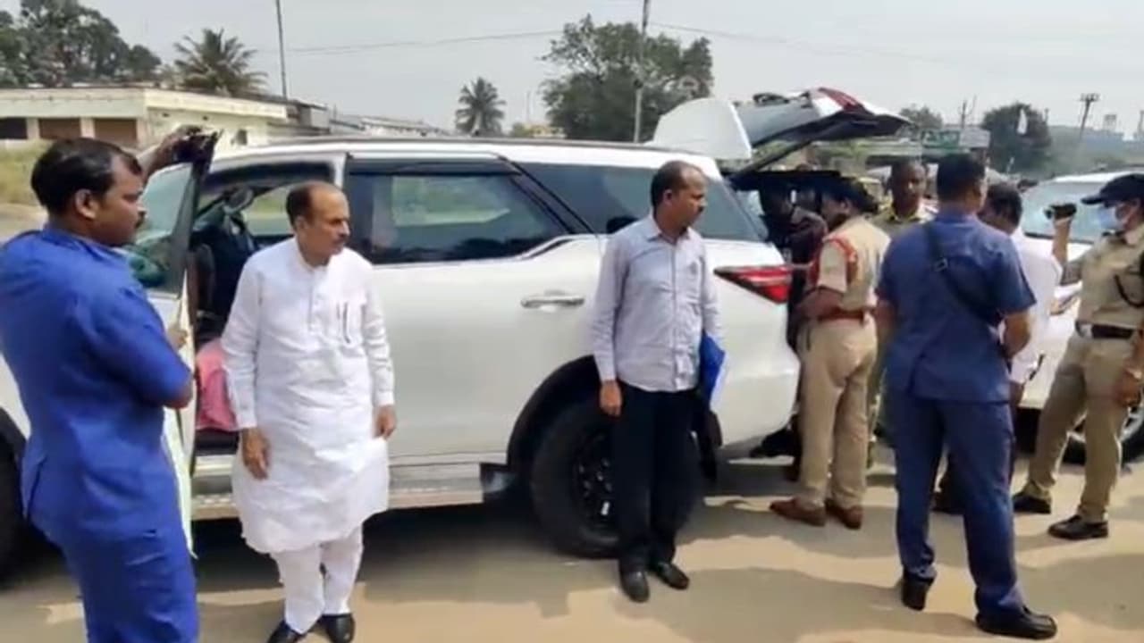 తెలంగాణ ఎన్నికల ఎఫెక్ట్... చివరకు హోంమంత్రినీ పోలీసులు వదిలిపెట్టడం లేదుగా... తెలంగాణ ఎన్నికల ఎఫెక్ట్... చివరకు హోంమంత్రినీ పోలీసులు వదిలిపెట్టడం లేదుగా...