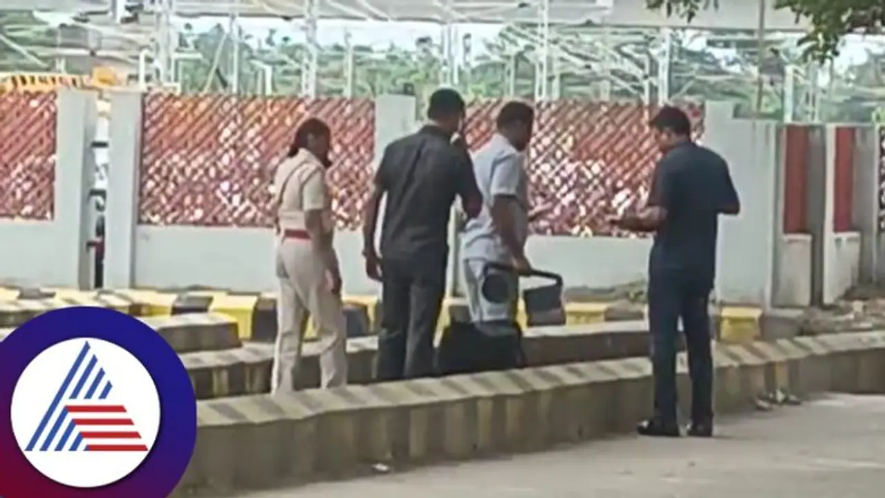 ಶಿವಮೊಗ್ಗ ಬಾಂಗ್ಲಾ ಬಾಕ್ಸ್ನಲ್ಲಿತ್ತು ಬಿಳಿ ಪುಡಿ, ತ್ಯಾಜ್ಯ ವಸ್ತು..! ಶಿವಮೊಗ್ಗ ಬಾಂಗ್ಲಾ ಬಾಕ್ಸ್ನಲ್ಲಿತ್ತು ಬಿಳಿ ಪುಡಿ, ತ್ಯಾಜ್ಯ ವಸ್ತು..!