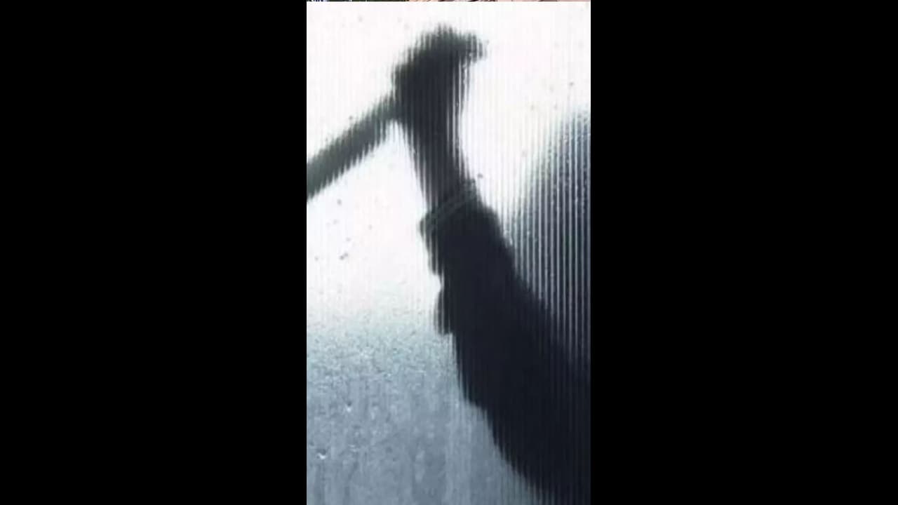 திருட்டு பட்டம் கட்டிய அக்கா; ஆத்திரத்தில் கத்தியால் குத்திய தம்பி திருப்பத்தூரில் பரபரப்பு திருட்டு பட்டம் கட்டிய அக்கா; ஆத்திரத்தில் கத்தியால் குத்திய தம்பி திருப்பத்தூரில் பரபரப்பு