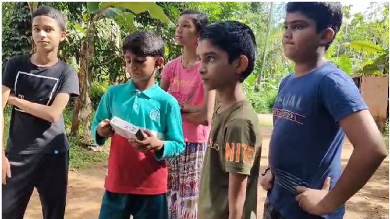 'ഇനിയും പറ്റില്ല, പരിഹാരം വേണം'! വീട്ടുമുറ്റത്ത് കളിക്കവെ ഈ കുട്ടികൾ നേരിട്ട ആക്രമണം ചൂണ്ടികാട്ടി നാട്ടുകാർ 'ഇനിയും പറ്റില്ല, പരിഹാരം വേണം'! വീട്ടുമുറ്റത്ത് കളിക്കവെ ഈ കുട്ടികൾ നേരിട്ട ആക്രമണം ചൂണ്ടികാട്ടി നാട്ടുകാർ